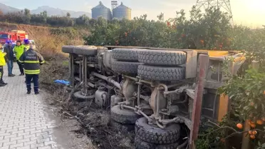 Hatay'da Kamyon Devrildi, Sürücü Yaralandı