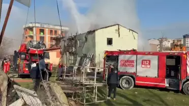 Arnavutköy'de Metruk Binada Yangın
