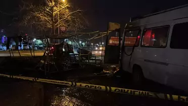 Barakada çıkan yangın park halindeki minibüs ile hafif ticari araca sıçradı