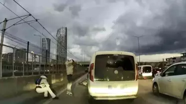 Motosiklete çarpan sürücünün yaptığı ilk hareket 'pes' dedirtti