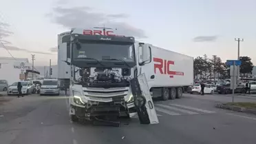 Hatay'da Tır ile Minibüs Çarpıştı: 18 Yaralı