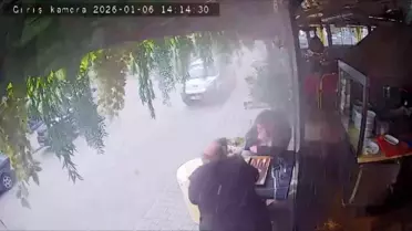 Adana'da restoranda panik anları: Klima borusu bomba gibi patladı