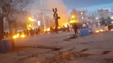 İran'da Gösterilerde Polis Memuru Öldürüldü