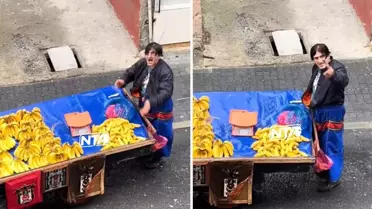 Yağmurda sırılsıklam olan seyyar satıcı, annesini suçladı