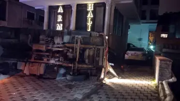 Maltepe'de moloz yüklü kamyonet otomobilin üzerine devrildi