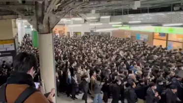 Tokyo'da elektrik kesilince ulaşım felç oldu! Binlerce kişi istasyonda sıkıştı