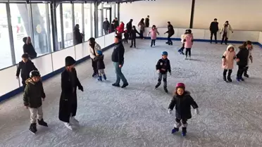 Ücretsiz buz pisti çocukların yüzünü güldürdü