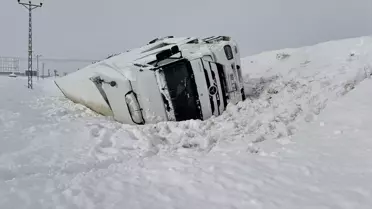 Bitlis'te Tır Devrildi