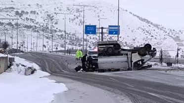 Gercüş'te Meyve Yüklü Kamyonet Devrildi