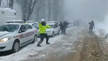 Kızak Festivali'nde Kar Topu Savaşı
