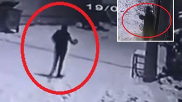 Mahalleye inen kurtları elindeki çaydanlıkla kovaladı