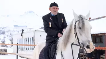 Kore Gazisi Şevki Kanak, Gençliğinden Gelen At Binme Sevgisini Damadının Yardımıyla Sürdürüyor