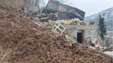 Borçka'da Heyelan, Ev ve Ahır Yıkıldı