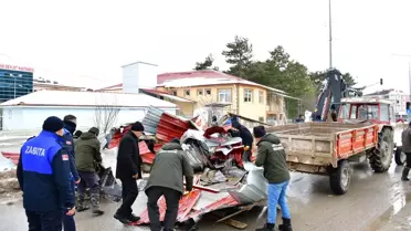 Ladik'te Rüzgar Okul Çatısını Uçurdu