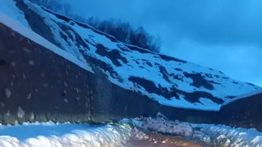 Türkeli'de Toprak Kayması Yol Kapatıldı