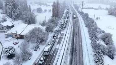 Kar kalınlığı 15 santimetreyi buldu, ulaşım felç oldu
