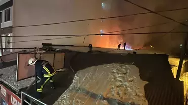 Gece yarısı korkutan yangın! Çok sayıda işyeri zarar gördü