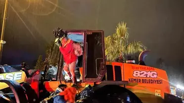 Antalya'da taşkında evlerinde mahsur kalan 4 çocuk ve yaşlı kadın pansiyona yerleştirildi