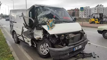 Bir anlık dalgınlıkla önünde ilerleyen kamyonete çarptı: 3 yaralı