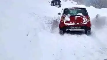 Çatak'ta çığ düştü: Sürücü son anda kurtuldu