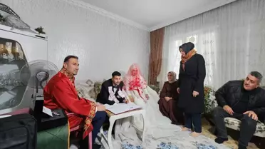 Kar engel olamadı: Nikah salonuna gidemeyen çiftin imzası evde atıldı