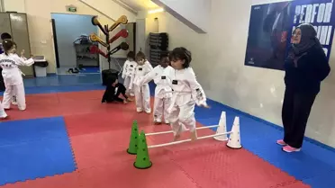 Taekwondo Eğitimleri Porsuk Spor Salonu'nda Devam Ediyor