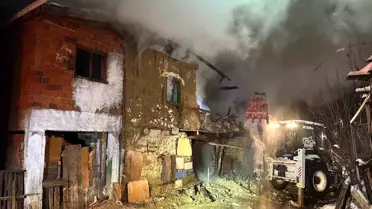 Uşak'ta iki katlı ev yangında küle döndü: Karı-koca dumandan etkilendi