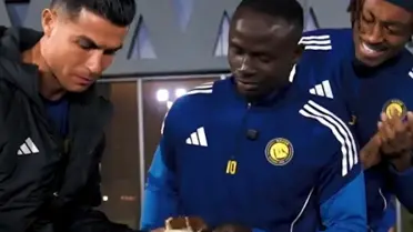 Afrika Uluslar Kupası Şampiyonu Sadio Mane'yi krallar gibi karşıladılar