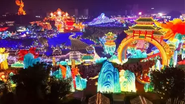 Zigong Dinozor Fener Gösterisi Başladı