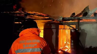 Şavşat'ta Ahşap Ev Yandı