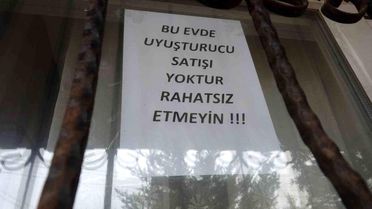 Bağımlılardan bıktı, evini camına 'Bu evde uyuşturucu satışı yoktur, rahatsız etmeyin' yazlı not astı