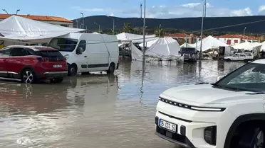 Çeşme'de Sağanak Hayatı Felç Etti