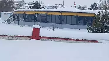 Düğün salonunun çatısı, yağan karın ağırlığına dayanamadı