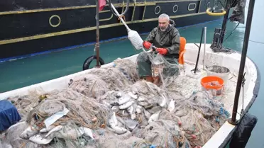 Silifke’de Fırtına: Tur Teknesi Battı, Balıklar Kıyıya Vurdu