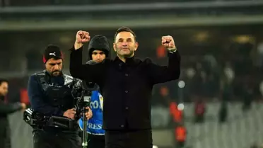 Okan Buruk'tan Taraftara 3'lü Jest!