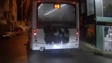 Tehlikeli Yolculuk: 3 Çocuk Otobüsün Arkasına Tutundu