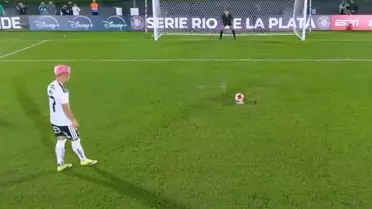 Penaltı için topun başına geçen futbolcu hayatını şokunu yaşadı