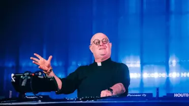 Portekizli rahipten DJ'liğe sıra dışı geçiş: Sosyal medyanın yeni ikonu