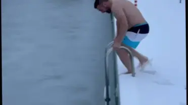 Boksçu Emrullah Buzlu Havuzda Yüzdü