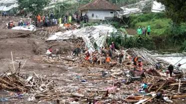 Endonezya'da Toprak Kayması: 10 Ölü