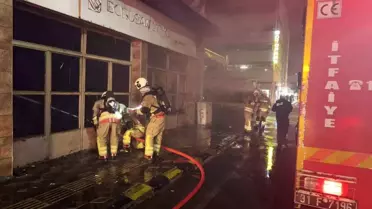 Hatay'da korkutan yangın: Akaryakıt istasyonunun yanındaki bina alevlere teslim oldu