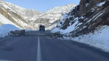 Hakkari'de Kaya Düşmesi: Askerler Yolu Temizledi