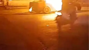 Gölcük'te Park Halindeki Araç Alev Alev Yandı