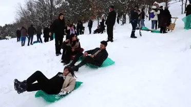 Adana usulü kayak festivali: Leğenle, bidonla, poşetle pistte yarış