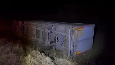 Sungurlu'da Tır Devrildi, Sürücü Yaralandı