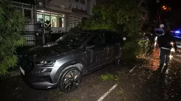 İzmir'de Fırtına ve Sağanak Hayatı Olumsuz Etkiledi