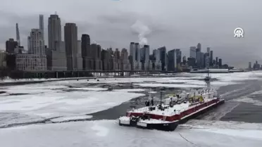 New York'ta dondurucu soğuklar Hudson Nehri'ni kısmen dondurdu