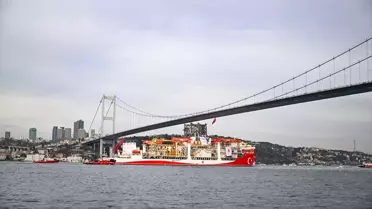 Türkiye'nin enerji filosuna eklenen ultra derin deniz sondaj gemisi 'Yıldırım' İstanbul Boğazı'ndan geçti