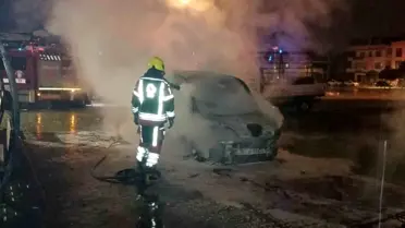 Balıkesir'de Park Halindeki Araç Yandı