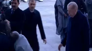 Cumhurbaşkanı Erdoğan'ın resmi törenle karşıladığı Nijerya Cumhurbaşkanı Tinubu yere düştü